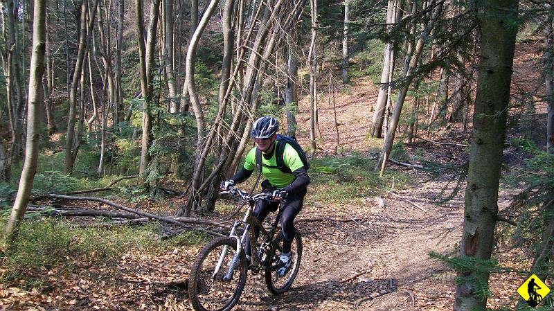 2010-04-20 Beskid Niski 033.jpg - Nawet Dżony, dla którego to pierwszy wyjazd też daje radę. Zmiana skoków +30mm/+50mm wyszła na duży plus. Teraz Marcin jest niesamowicie szybki na zjazdach. Choć może to dlatego, że wcześniej posmarował tarcze Smarem ŁT-40 bo mu piszczały.